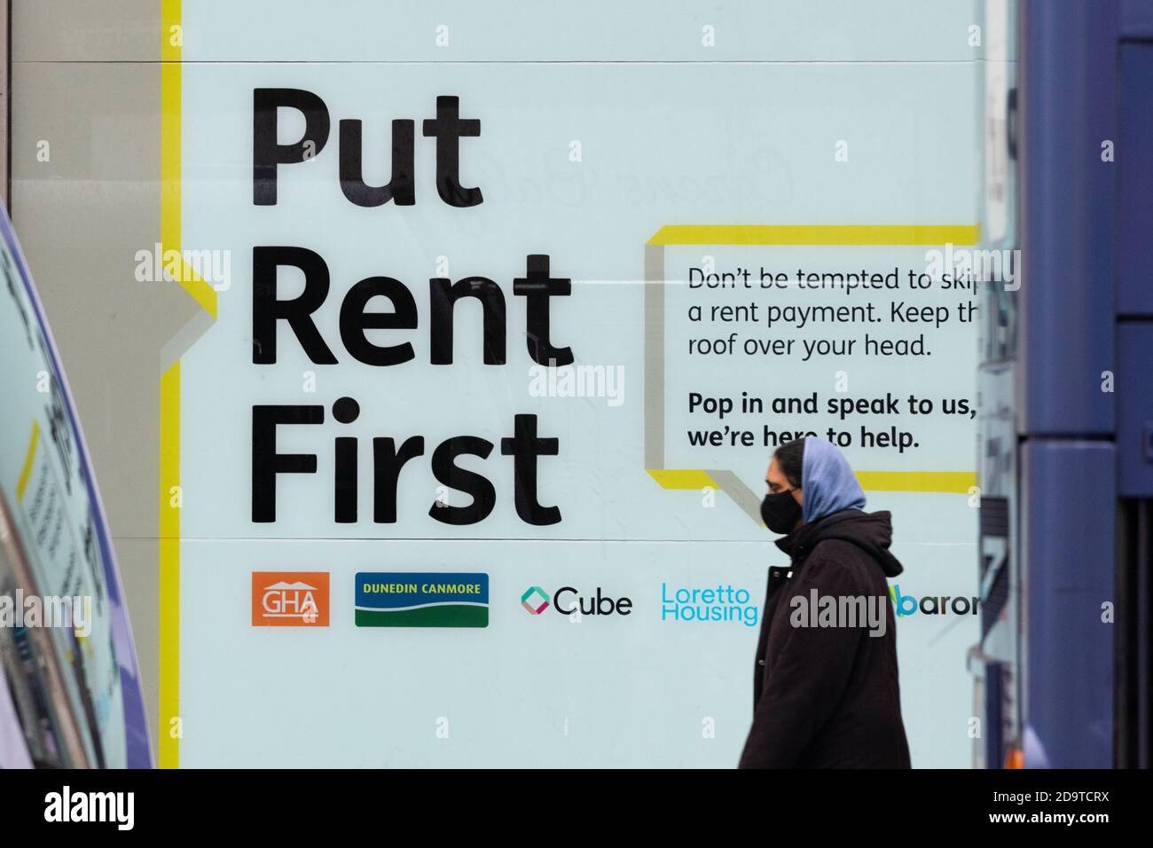 Put Rent First Sign, Glasgow City Centre, Schottland, Großbritannien Stockfoto