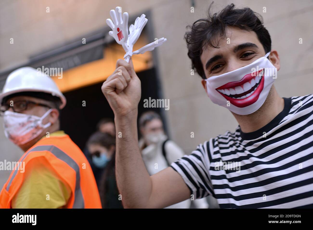 New York City, USA. November 2020. Ein Mann trägt eine „Lächeln“-Maske, während die Leute die Medienankündigung feiern, dass Joe Biden die US-Präsidentschaftswahlen 2020 gewonnen hat, gegenüber dem Trump Tower auf der 5th Ave., New York, NY, 7. November 2020. Der Demokrat Joe Biden besiegte Präsident Donald Trump, um der 46. Präsident der Vereinigten Staaten zu werden, nachdem berichtet wurde, dass Biden Pennsylvania mit 20 Wählerstimmen gewann.“ (Anthony Behar/Sipa USA) Quelle: SIPA USA/Alamy Live News Stockfoto