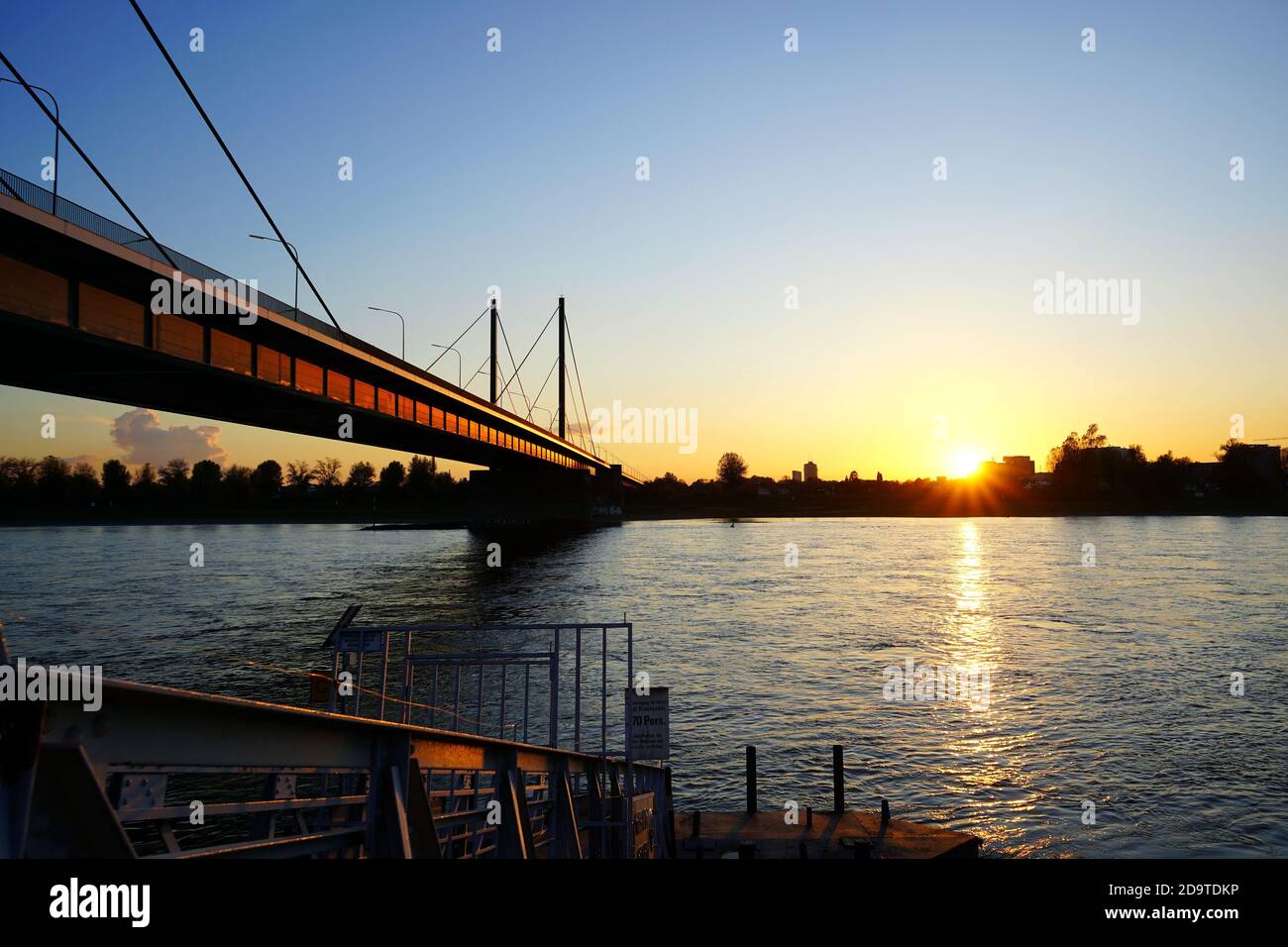 Theodor-Heuss-Brücke, eine Seilbrücke, die den Rhein überquert. Foto vom Flussufer im Landkreis Golzheim. Stockfoto