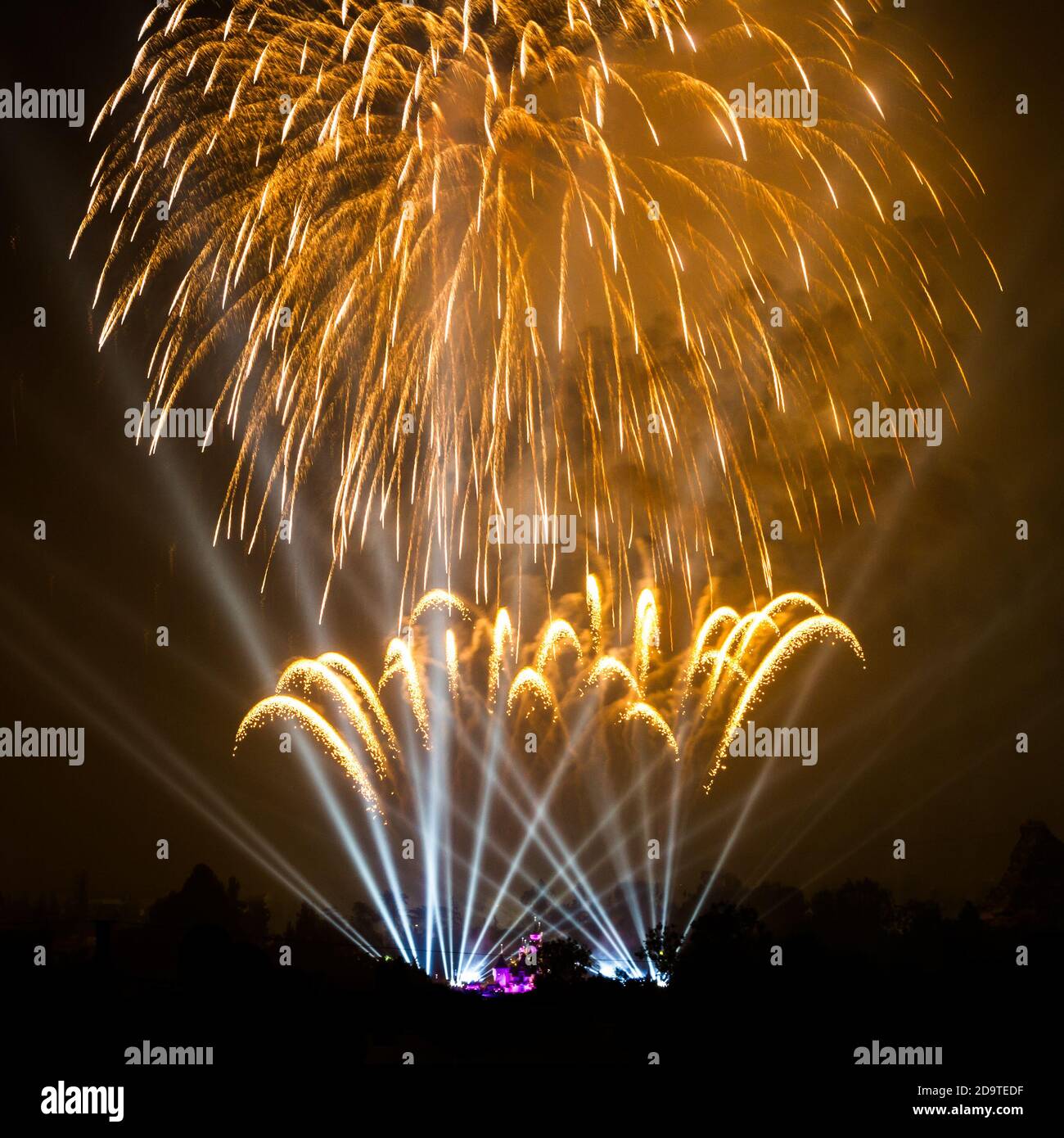Lightshow - Feuerwerk und Lichtstrahlen beleuchten den Himmel. Anaheim, Kalifornien, USA Stockfoto