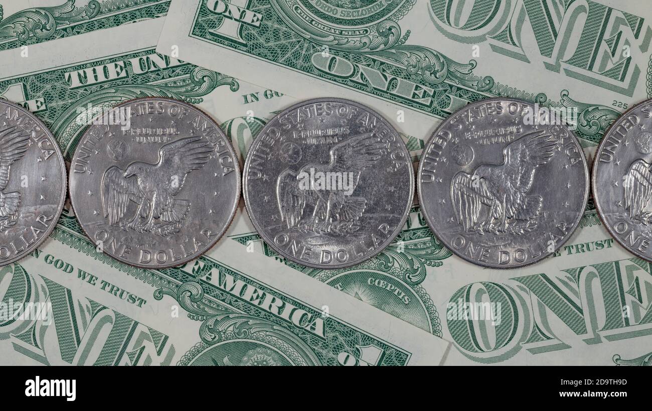 US Eisenhower Silberdollar-Münzen auf US-Dollar-Scheinen / Greenbacks. Für US-Währung, amerikanisches Geld, US-Wirtschaft, Wert des US-Dollar / Währung Stockfoto