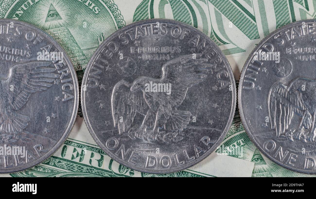 US Eisenhower Silberdollar-Münzen auf US-Dollar-Scheinen / Greenbacks. Für  US-Währung, amerikanisches Geld, US-Wirtschaft, Wert des US-Dollar /  Währung Stockfotografie - Alamy
