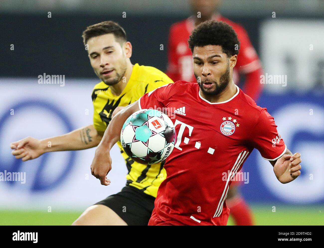 Dortmund, Deutschland. November 2020. Serge Gnabry #7 von FC Bayern München, Raphael GUERREIRO, BVB 13 beim Spiel BORUSSIA DORTMUND - FC BAYERN MÜNCHEN in der 1. Deutschen Bundesliga, Saison 2020/2021, Spieltag 7, Dortmund, Deutschland, 7. November 2020. © Peter Schatz / Alamy Live News / Stefan Matzke/Sampics/Pool wichtig: Die DFL-BESTIMMUNGEN VERBIETEN DIE VERWENDUNG VON FOTOGRAFIEN als BILDSEQUENZEN und/oder QUASI-VIDEO - Nationale und internationale Nachrichtenagenturen OUT redaktionelle Verwendung KREDIT: Peter Schatz/Alamy Live News Stockfoto