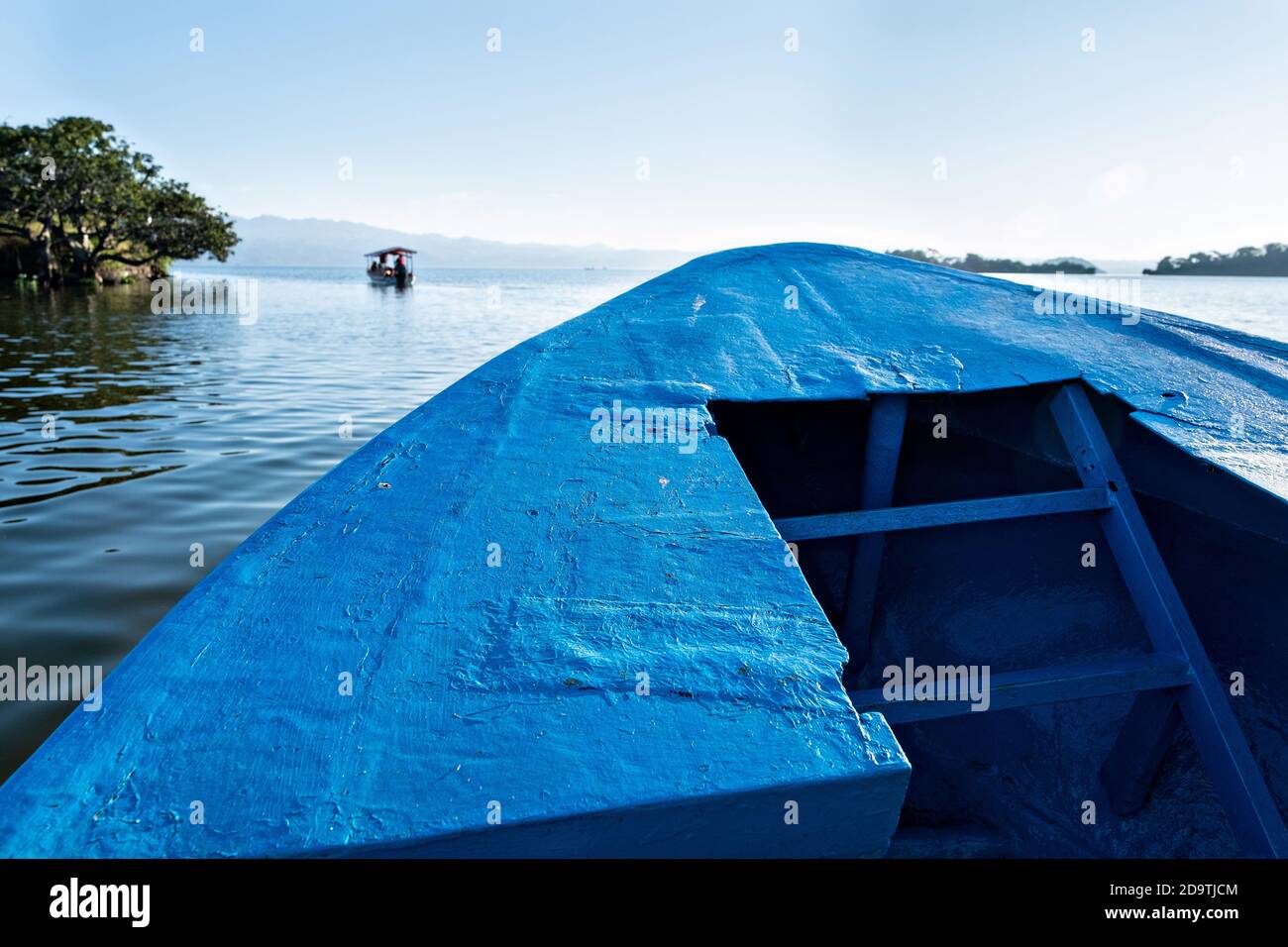 Lanchas oder Wassertaxi bringen Touristen nach Monkey Island, um die Kolonie von Stump Tail Macaques in Lake Catemaco, Veracruz, Mexiko zu sehen. Die Affen, ursprünglich aus Indien über Puerto Rico, waren Teil eines Forschungsprojektes und überleben heute an wilden Kakteen und Aushängeaktionen von Touristen. Der tropische Süßwassersee im Zentrum der Sierra de Los Tuxtlas ist ein beliebtes Touristenziel und bekannt für frei umgehende Affen, die Regenwaldkulisse und mexikanische Hexen, die als Brujos bekannt sind. Stockfoto