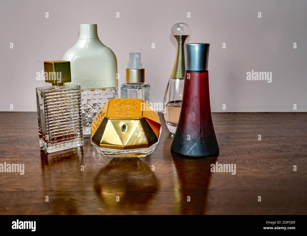 Norwich, Norfolk, Großbritannien – November 07 2020. Illustratives redaktionelles Foto einer Auswahl von Parfums und Duftstoffen für Frauen, darunter Millionaire, Hugo, Stockfoto