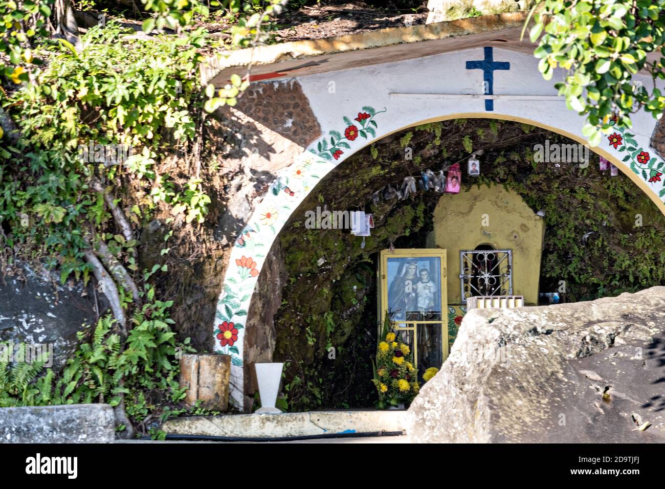 Religiöser Schrein, der von Schamanen und Brujos (Hexen) am Reserva Ecologica de Nanciyaga am Catemaco-See, Veracruz, Mexiko, benutzt wird. Stockfoto