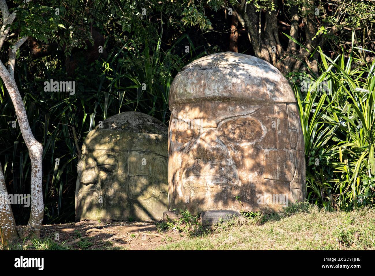 Nachahmung Riese Olmec Steinköpfe für den Mel Gibson Film Apocalypto im Reserva Ecologica de Nanciyaga am Lake Catemaco, Veracruz, Mexiko. Stockfoto