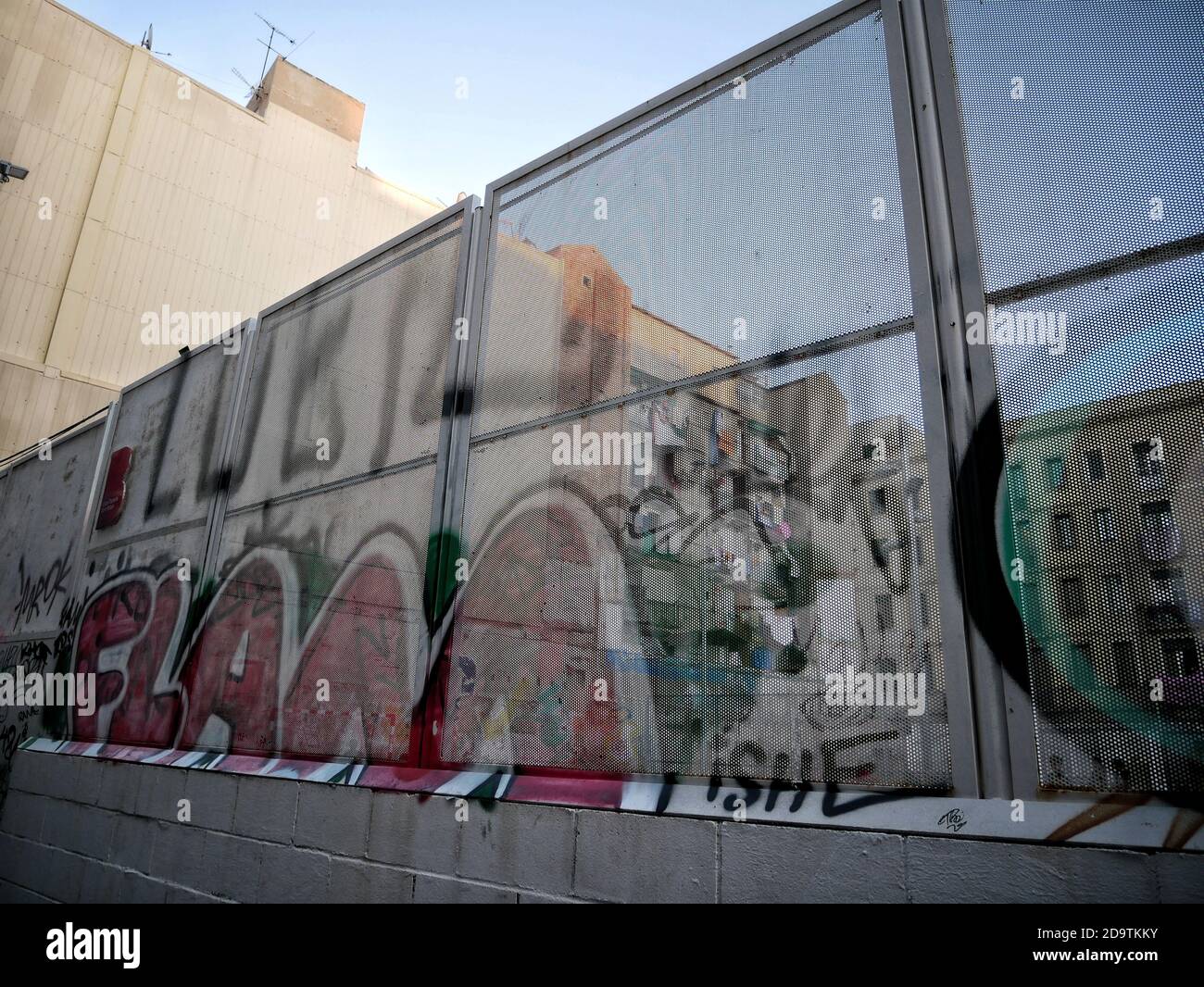 Ein mit Graffiti bedeckter Zaun in El Raval, BarcelonaBild von Julian Brown Stockfoto