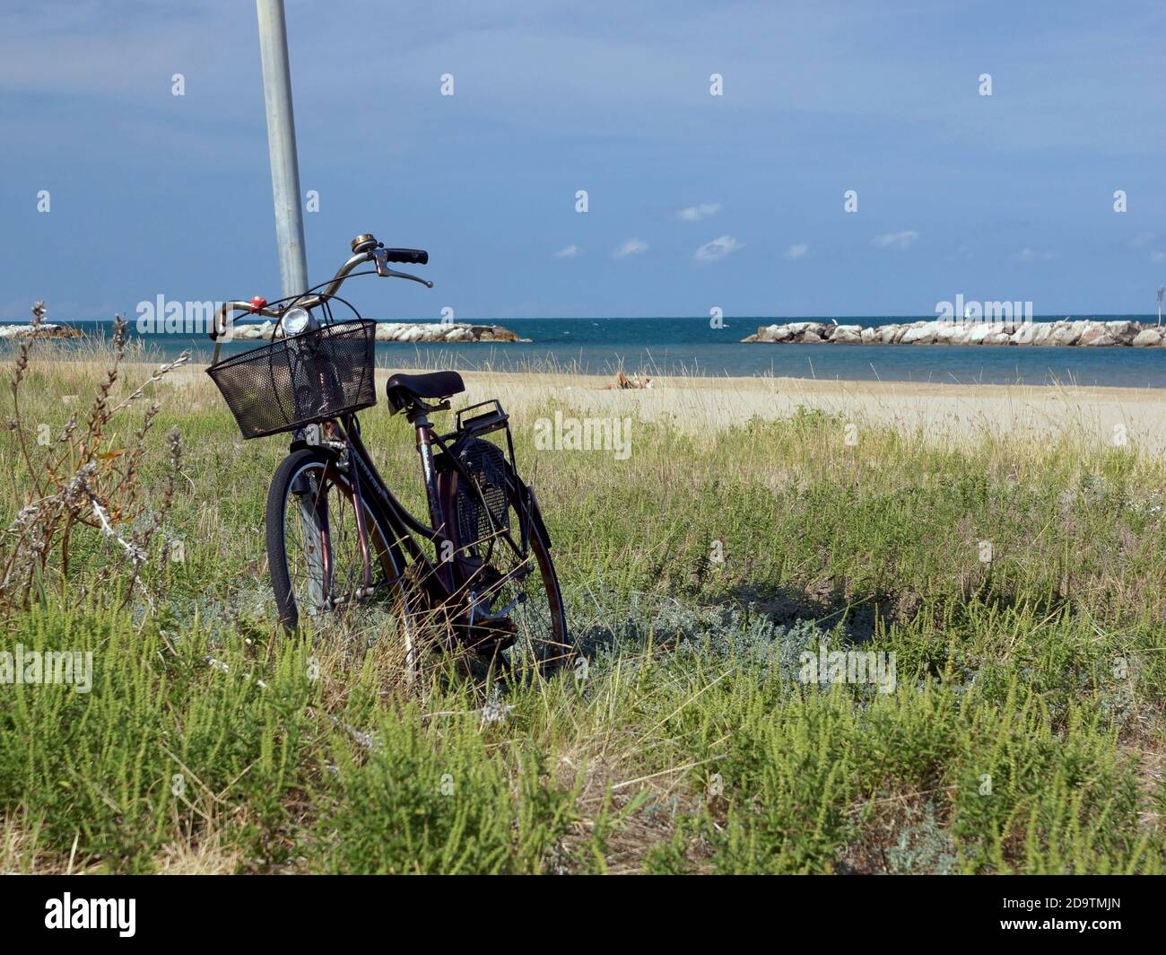 Das Fahrrad steht in der Nähe des Strandes in Pesaro. Europa, Italien, Marken, Pesaro. Stockfoto