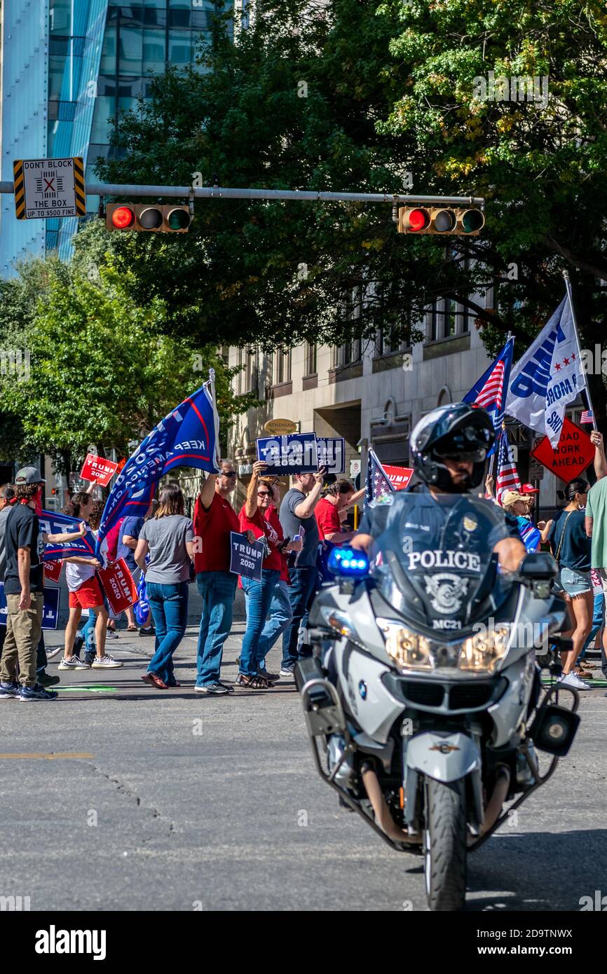 Am 7. November 2020 marschieren Menschen in Austin, TX, auf die Straße, als sie darauf reagieren, dass Joe Biden zum Sieger der Präsidentschaftswahl 2020 ernannt wurde. Der marsch fand auf der Congress Avenue in Richtung Texas State Capital Gebäude. Unterstützer von Präsident Trump und dem designierten Präsidenten Joe Biden versammelten sich in der Straße direkt vor dem noch immer von der Öffentlichkeit abgetrennten Hauptgebäude, bevor die Polizei von Austin die Situation schnell und ruhig ergriff und die Leute von der Straße freiließ. Die Proteste wurden erhitzt kaufen friedlich ohne Gewalt. (Foto von Chris Pearce/Sipa USA) Stockfoto