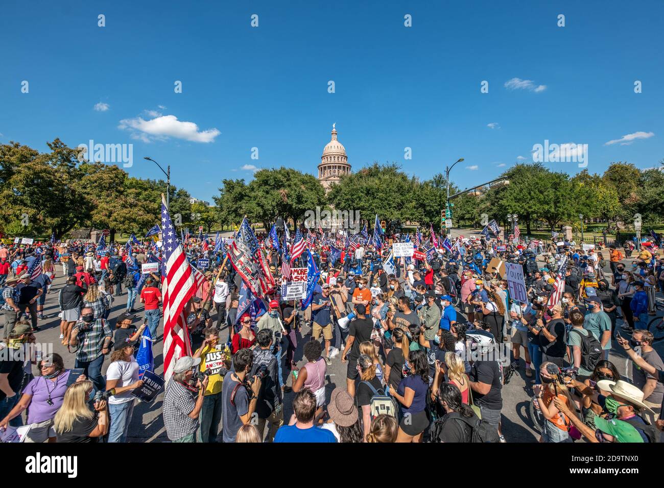 Am 7. November 2020 marschieren Menschen in Austin, TX, auf die Straße, als sie darauf reagieren, dass Joe Biden zum Sieger der Präsidentschaftswahl 2020 ernannt wurde. Der marsch fand auf der Congress Avenue in Richtung Texas State Capital Gebäude. Unterstützer von Präsident Trump und dem designierten Präsidenten Joe Biden versammelten sich in der Straße direkt vor dem noch immer von der Öffentlichkeit abgetrennten Hauptgebäude, bevor die Polizei von Austin die Situation schnell und ruhig ergriff und die Leute von der Straße freiließ. Die Proteste wurden erhitzt kaufen friedlich ohne Gewalt. (Foto von Chris Pearce/Sipa USA) Stockfoto