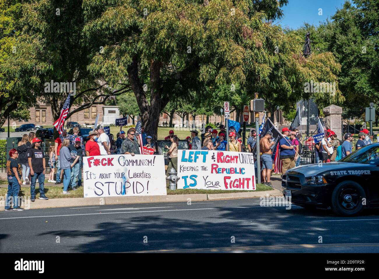 Am 7. November 2020 marschieren Menschen in Austin, TX, auf die Straße, als sie darauf reagieren, dass Joe Biden zum Sieger der Präsidentschaftswahl 2020 ernannt wurde. Der marsch fand auf der Congress Avenue in Richtung Texas State Capital Gebäude. Unterstützer von Präsident Trump und dem designierten Präsidenten Joe Biden versammelten sich in der Straße direkt vor dem noch immer von der Öffentlichkeit abgetrennten Hauptgebäude, bevor die Polizei von Austin die Situation schnell und ruhig ergriff und die Leute von der Straße freiließ. Die Proteste wurden erhitzt kaufen friedlich ohne Gewalt. (Foto von Chris Pearce/Sipa USA) Stockfoto