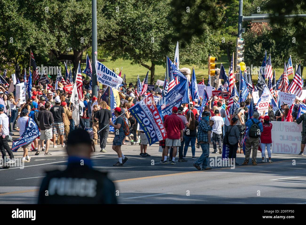 Am 7. November 2020 marschieren Menschen in Austin, TX, auf die Straße, als sie darauf reagieren, dass Joe Biden zum Sieger der Präsidentschaftswahl 2020 ernannt wurde. Der marsch fand auf der Congress Avenue in Richtung Texas State Capital Gebäude. Unterstützer von Präsident Trump und dem designierten Präsidenten Joe Biden versammelten sich in der Straße direkt vor dem noch immer von der Öffentlichkeit abgetrennten Hauptgebäude, bevor die Polizei von Austin die Situation schnell und ruhig ergriff und die Leute von der Straße freiließ. Die Proteste wurden erhitzt kaufen friedlich ohne Gewalt. (Foto von Chris Pearce/Sipa USA) Stockfoto