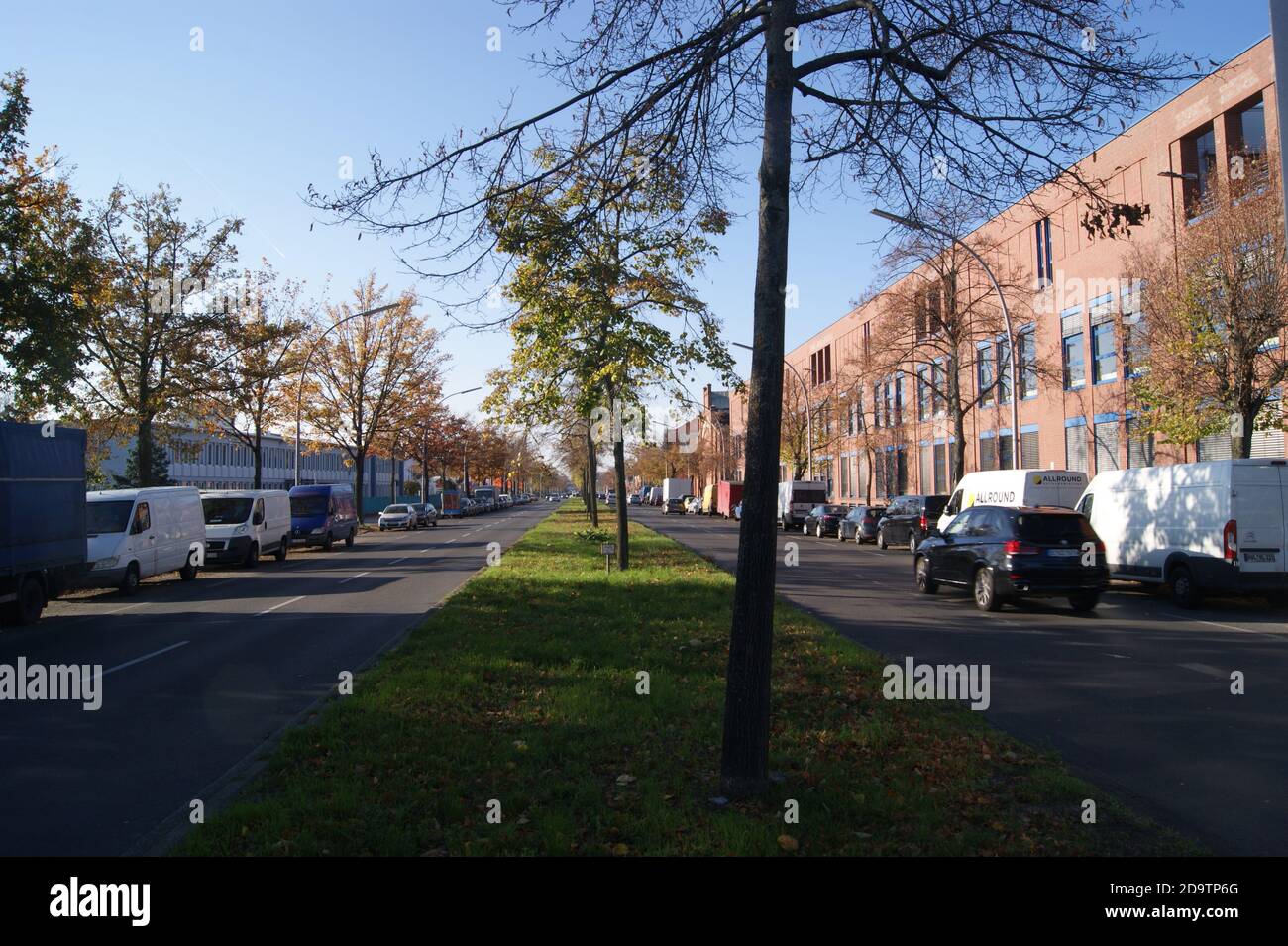 O-Bus: Auf dem Brunsbütteler Damm in Berlin-Spandau sollen künftig Oberleitungsbusse fahren. Hier: Höhe Druckhaus Spandau, Axel Springer Verlag Stockfoto