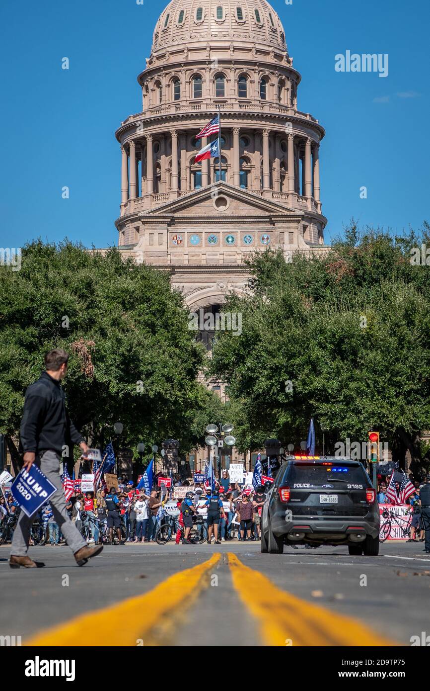 Am 7. November 2020 marschieren Menschen in Austin, TX, auf die Straße, als sie darauf reagieren, dass Joe Biden zum Sieger der Präsidentschaftswahl 2020 ernannt wurde. Der marsch fand auf der Congress Avenue in Richtung Texas State Capital Gebäude. Unterstützer von Präsident Trump und dem designierten Präsidenten Joe Biden versammelten sich in der Straße direkt vor dem noch immer von der Öffentlichkeit abgetrennten Hauptgebäude, bevor die Polizei von Austin die Situation schnell und ruhig ergriff und die Leute von der Straße freiließ. Die Proteste wurden erhitzt kaufen friedlich ohne Gewalt. (Foto von Chris Pearce/Sipa USA) Stockfoto