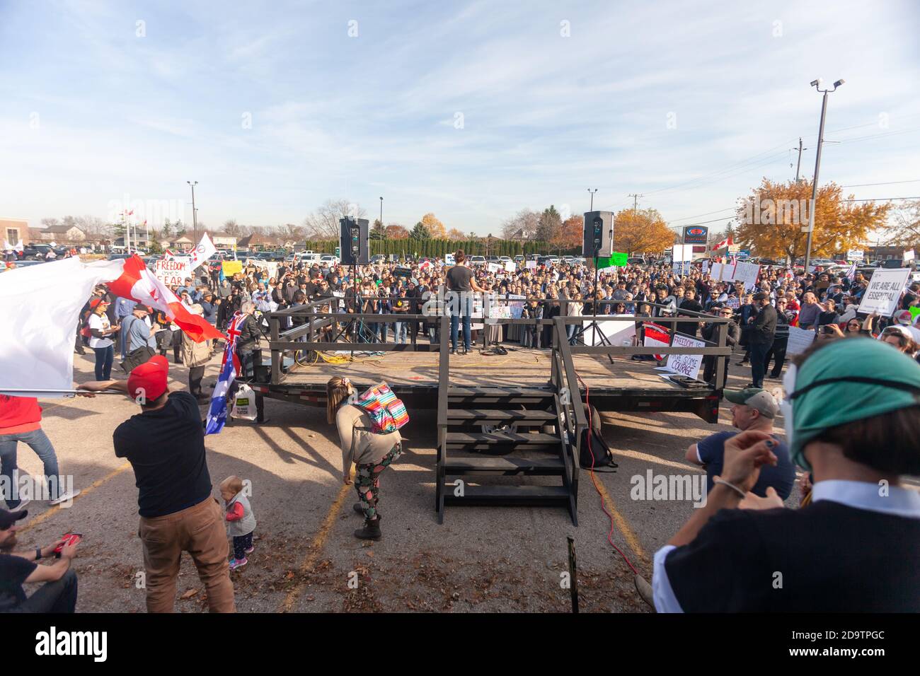 Aylmer, Kanada – 7. November 2020. Pastor Henry Hildebrandt von der Kirche Gottes ignorierte Provinznotfälle und lokale Gesundheitsbeamte, die davor warnten, den Protest abzuhalten, und organisierte einen Anti-Maske-Protestmarsch, an dem mehr als 1100 Menschen teilnahmen. Hildebrandt, der zu seinen Gemeinden gepredigt hat: "Hut ab vom Fernseher, es gibt keine Fälle mehr." Hildebrandt trotzt schon früh in der COVID-19 Pandemie, als er weiterhin Gottesdienste abhielt. Mark Spowart/Alamy Live News Stockfoto