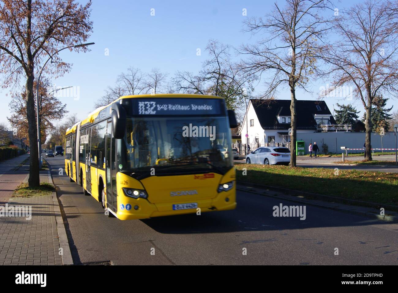 O-Bus: Auf dem Brunsbütteler Damm in Berlin-Spandau sollen künftig Oberleitungsbusse fahren. Stockfoto