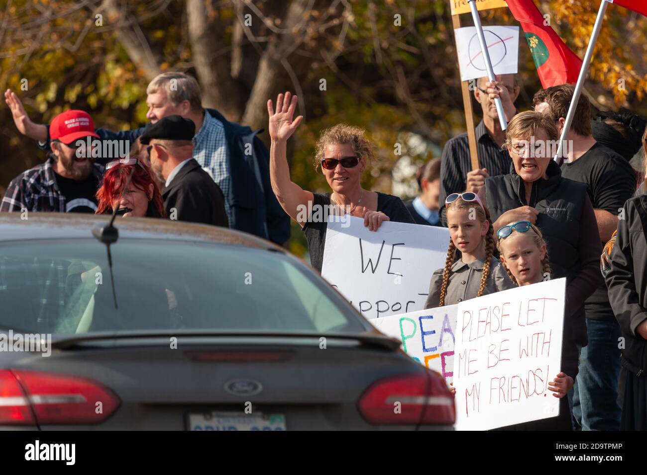 Aylmer, Kanada – 7. November 2020. Pastor Henry Hildebrandt von der Kirche Gottes ignorierte Provinznotfälle und lokale Gesundheitsbeamte, die davor warnten, den Protest abzuhalten, und organisierte einen Anti-Maske-Protestmarsch, an dem mehr als 1100 Menschen teilnahmen. Hildebrandt, der zu seinen Gemeinden gepredigt hat: "Hut ab vom Fernseher, es gibt keine Fälle mehr." Hildebrandt trotzt schon früh in der COVID-19 Pandemie, als er weiterhin Gottesdienste abhielt. Mark Spowart/Alamy Live News Stockfoto