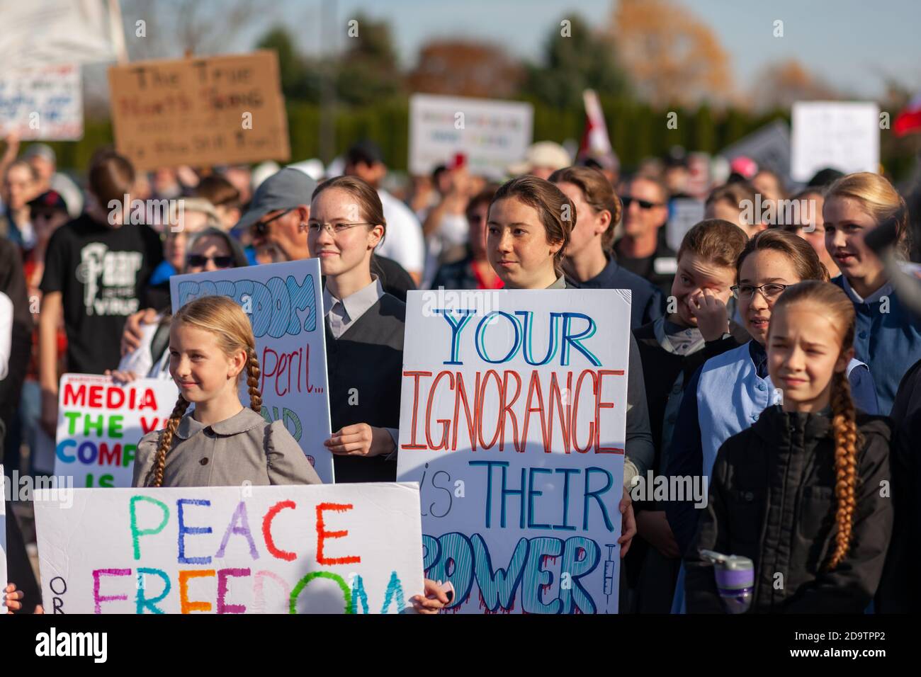 Aylmer, Kanada – 7. November 2020. Pastor Henry Hildebrandt von der Kirche Gottes ignorierte Provinznotfälle und lokale Gesundheitsbeamte, die davor warnten, den Protest abzuhalten, und organisierte einen Anti-Maske-Protestmarsch, an dem mehr als 1100 Menschen teilnahmen. Hildebrandt, der zu seinen Gemeinden gepredigt hat: "Hut ab vom Fernseher, es gibt keine Fälle mehr." Hildebrandt trotzt schon früh in der COVID-19 Pandemie, als er weiterhin Gottesdienste abhielt. Mark Spowart/Alamy Live News Stockfoto