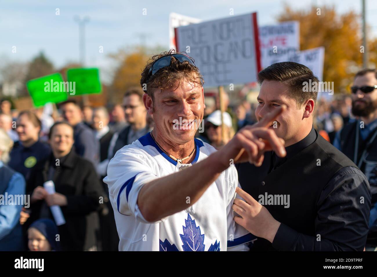 Aylmer, Kanada – 7. November 2020. Pastor Henry Hildebrandt von der Kirche Gottes ignorierte Provinznotfälle und lokale Gesundheitsbeamte, die davor warnten, den Protest abzuhalten, und organisierte einen Anti-Maske-Protestmarsch, an dem mehr als 1100 Menschen teilnahmen. Hildebrandt, der zu seinen Gemeinden gepredigt hat: "Hut ab vom Fernseher, es gibt keine Fälle mehr." Hildebrandt trotzt schon früh in der COVID-19 Pandemie, als er weiterhin Gottesdienste abhielt. Mark Spowart/Alamy Live News Stockfoto