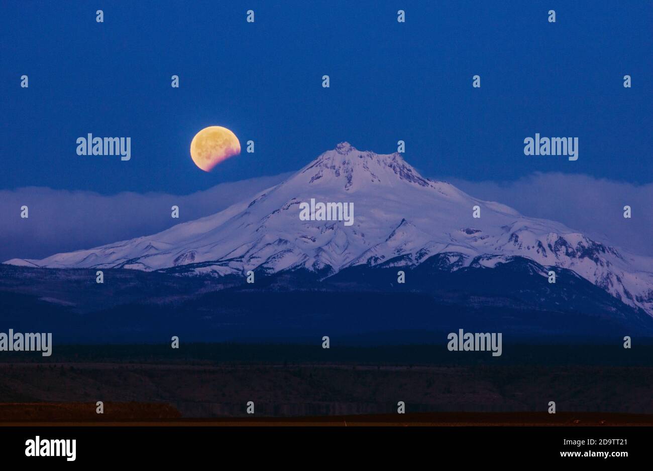 Mt. Jefferson, Oregon, mit einer partiellen Sonnenfinsternis des Mondes am 4. April 2015 Stockfoto