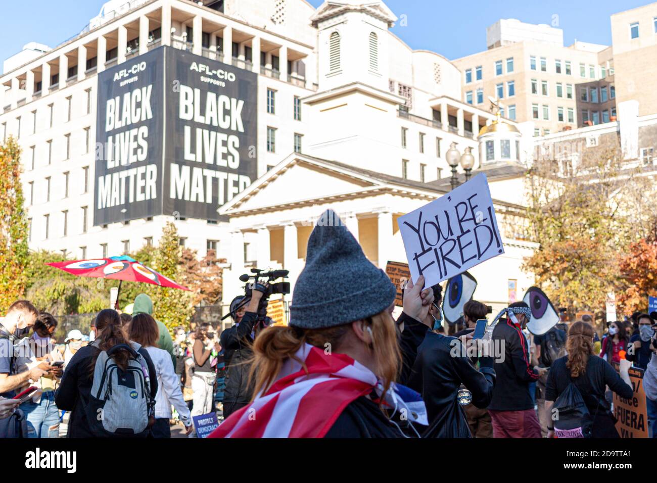 Washington, DC, USA 11/06/2020: Menschenmenge in Black Lives Matter Plaza nahe dem Weißen Haus feiert die Ergebnisse der US-Wahlen. Eine Frau hält Stockfoto