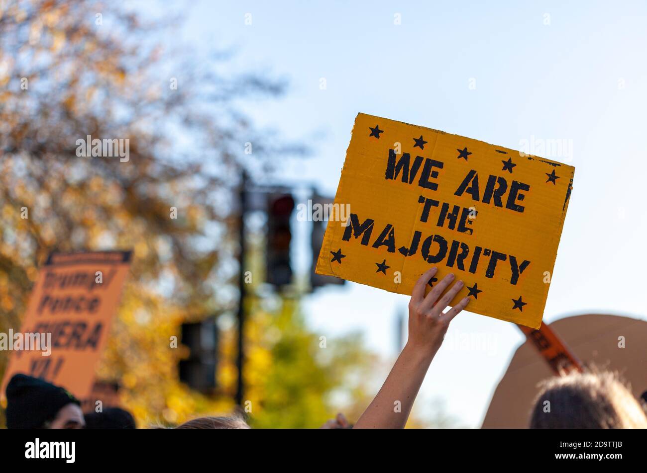 Eine Frau hebt ein Banner in die Luft, das sagt, wir seien die Mehrheit. Das Bild wurde bei einer Demonstration in der Nähe des Weißen Hauses in Washington DC nach Ele aufgenommen Stockfoto