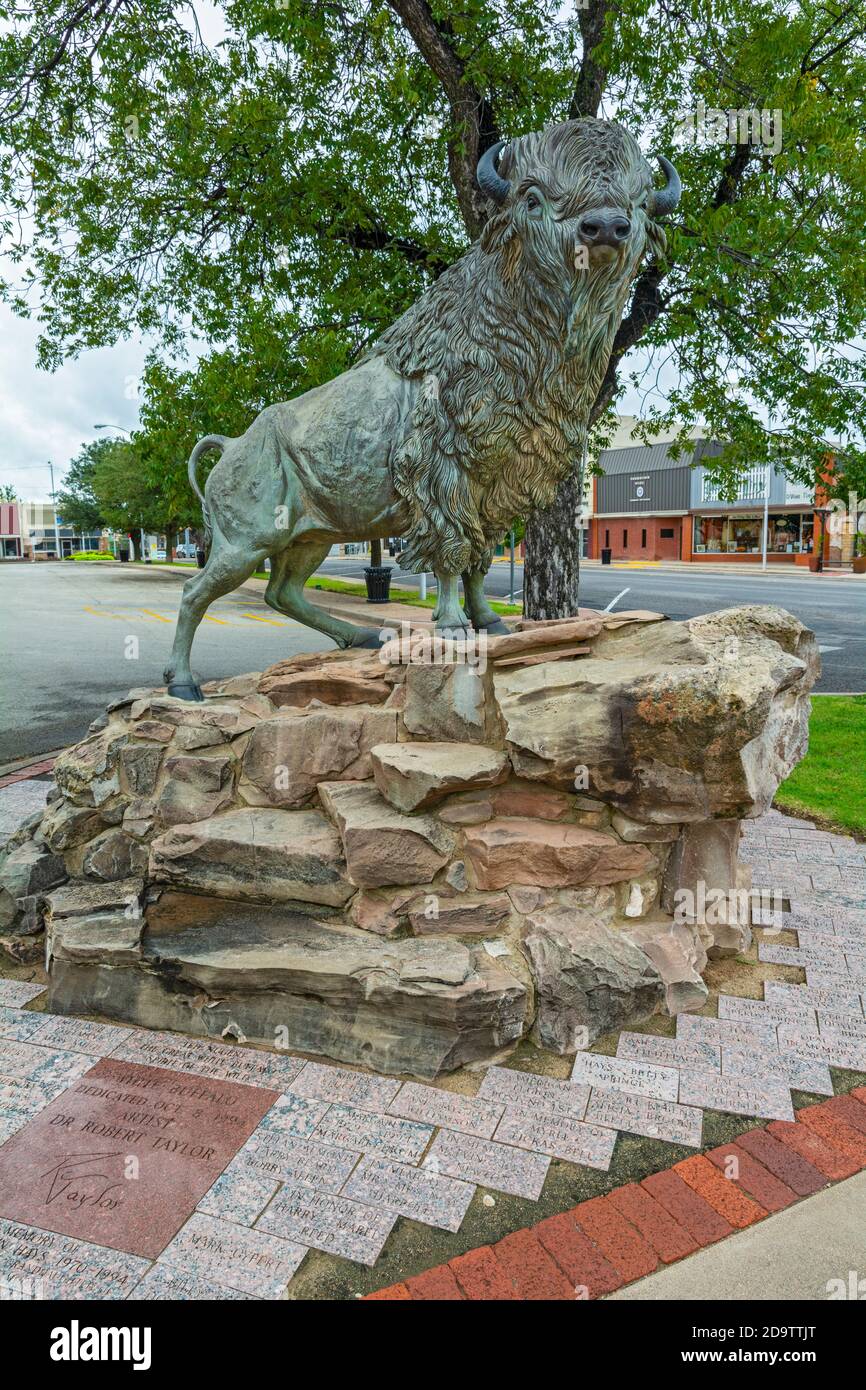 Texas, Scurry County, Snyder, White Buffalo Statue vom Künstler Dr. Robert Taylor Stockfoto