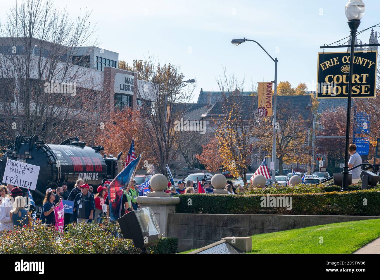 Trump-Anhänger protestieren vor dem Erie County Courthouse in Pennsylvania, nachdem Joe Biden die Präsidentschaftswahl 2020 gewonnen hat. Stockfoto