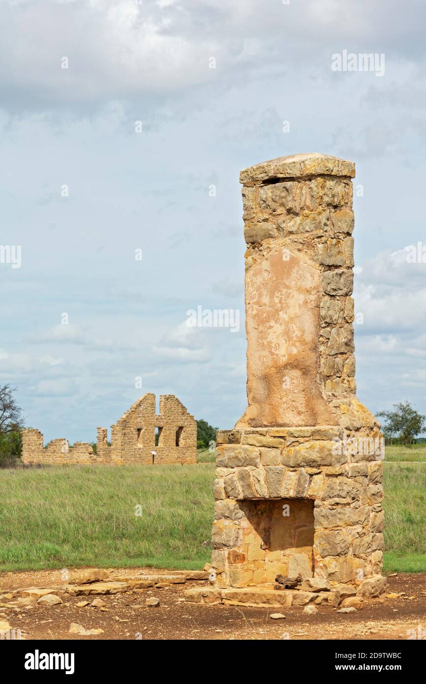 Texas Forts Trail, Shackelford County, Albany, Fort Griffin State Historic Site, Officer's Quarters (Ruine), Sutler's Store im Hintergrund Stockfoto