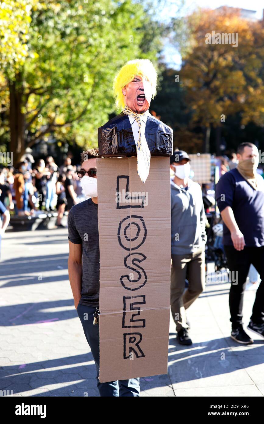 New York City, New York, USA. November 2020. US-Präsidentschaftswahl. Menschen feiern im Washington Square Park von New York City nach der Wahl von Vizepräsident Joseph Biden zum 46. Präsidenten der Vereinigten Staaten. Biden gewann den Bundesstaat Pennsylvania, um seine Wahlsumme über die Wahlschwelle des Wahlkollegs 270 zu bringen, um den Vorsitz zu übernehmen. Quelle: Adam Stoltman/Alamy Live News Stockfoto