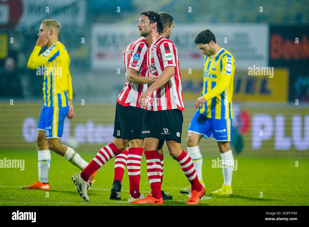 WAALWIJK, NIEDERLANDE - 7. NOVEMBER: Abdou Harroui von Sparta Rotterdam und Bart Vriends von Sparta Rotterdam feiern den Sieg beim niederländischen Eredivisie-Spiel zwischen RKC Waalwijk und Sparta Rotterdam am 7. november 2020 in Waalwijk, Niederlande (Foto: Jeroen Meuwsen/Orange Pictures) Stockfoto