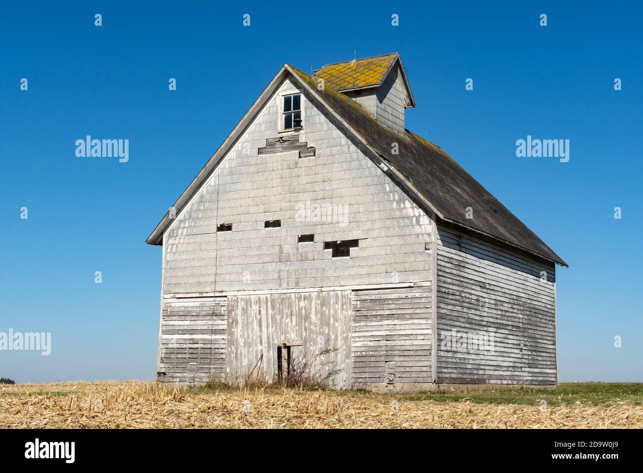 Alte Scheune im offenen Feld mit blauem Himmel im Hintergrund. LaSalle County, Illinois, USA Stockfoto