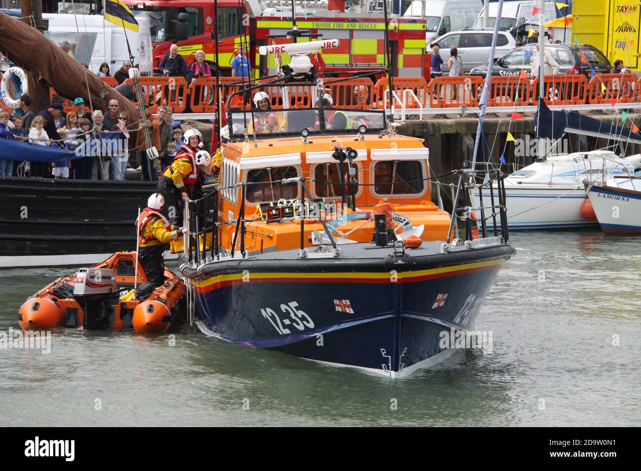 Crew Transfer von einem Schlauchboot zum RNLI Mersey Klasse Rettungsboot Inchcape, während eines Festivals in Arbroath Harbour, Angus Schottland Stockfoto