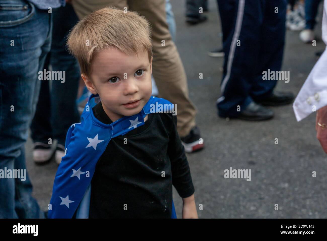 NEW YORK, NY – 7. November 2020: George, 2 Jahre alt, feiert Wahlergebnisse für den ehemaligen Vizepräsidenten Joe Biden. Stockfoto