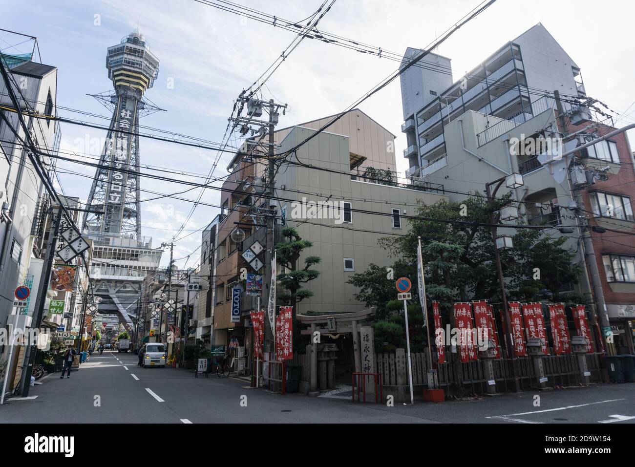 Blick auf den Tsutenkaku Tower, ein berühmtes Wahrzeichen in der Innenstadt von Naniwa-ku in Osaka, Japan Stockfoto