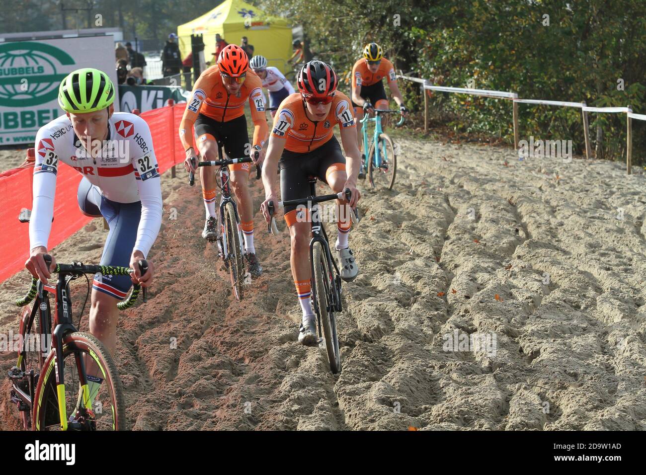 ROSMALEN, NIEDERLANDE - NOVEMBER 07: (32) Thomas Mein, (17) Pim Ronhaar, (22) Kyle Achterberg bei den Europameisterschaften Cyclocross am 7. november 2020 in Rosmalen, Niederlande (Foto: Orange Pictures) Stockfoto