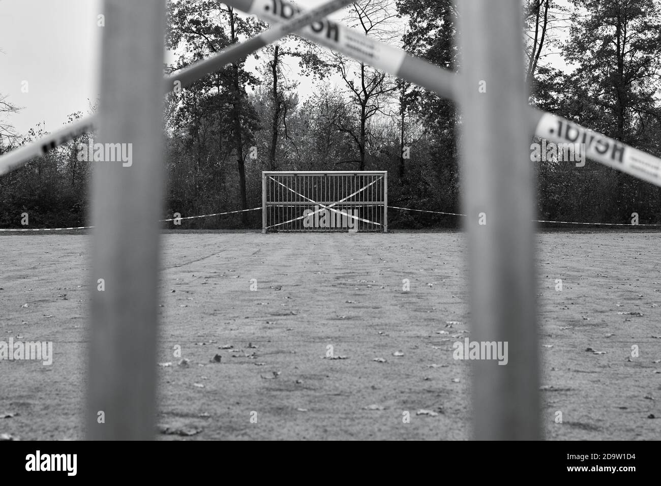Fußballplatz ist mit einem Sperrband wegen geschlossen Die Corona-Pandemie Stockfoto