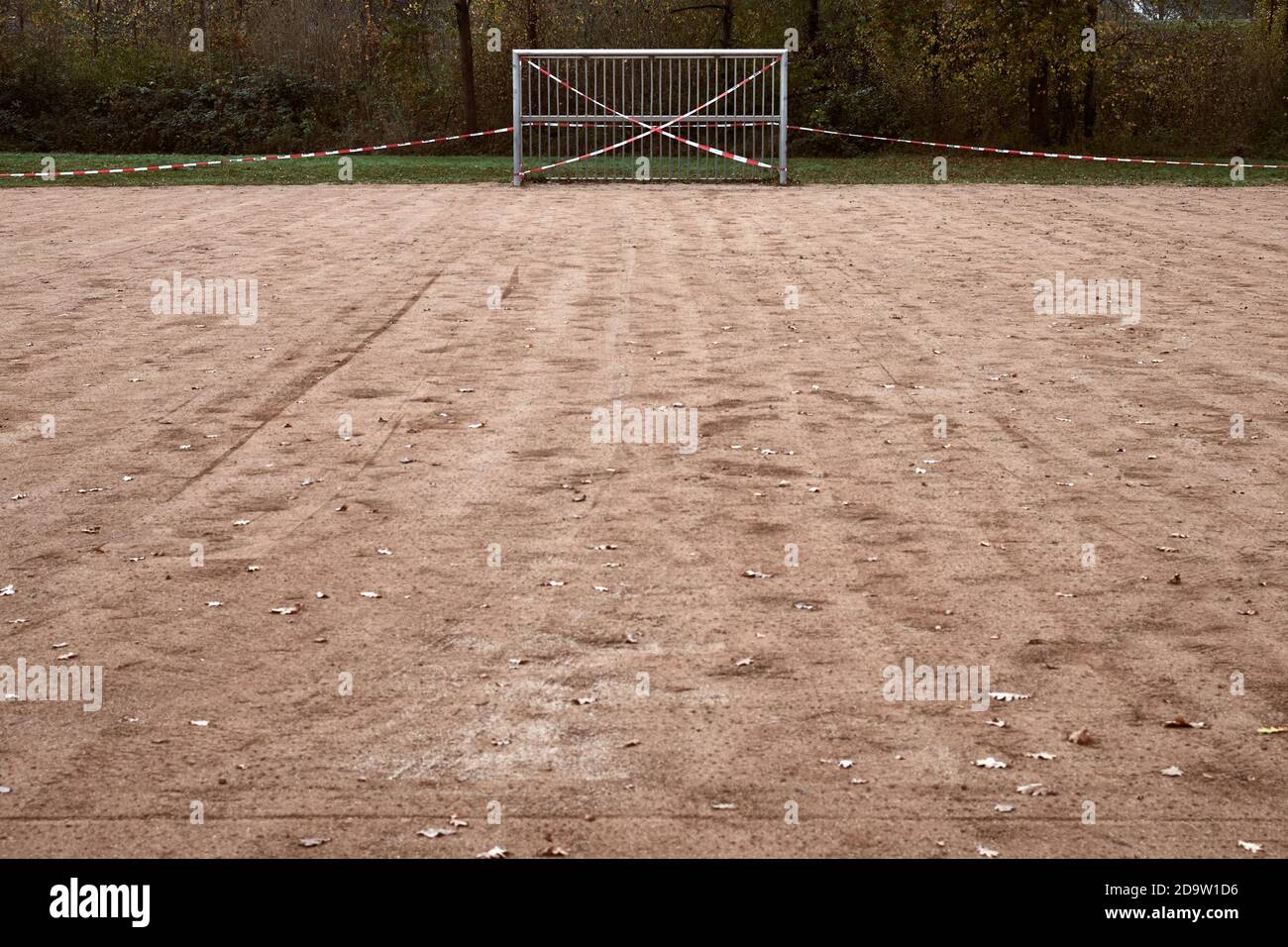 Das öffentliche Fußballfeld ist mit einem Sperrband geschlossen Zur Coronavirus-Pandemie (Covid-19) Stockfoto