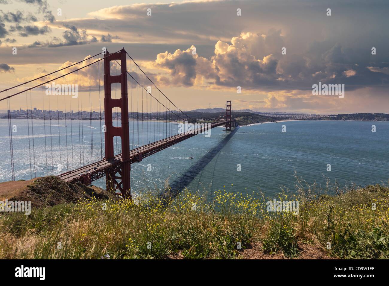 Golden Gate National Recreation Area Blick auf den Sonnenuntergang auf dem Hügel in Richtung Golden Gate Bridge und San Francisco. Stockfoto