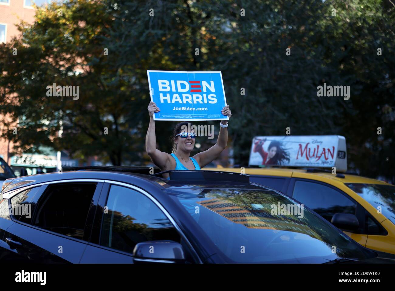 New York City, New York, USA. November 2020. US-Präsidentschaftswahl. Menschen feiern auf dem Union Square in New York City nach der Wahl von Vizepräsident Joseph Biden zum 46. Präsidenten der Vereinigten Staaten. Biden gewann den Bundesstaat Pennsylvania, um seine Wahlsumme über die Wahlschwelle des Wahlkollegs 270 zu bringen, um den Vorsitz zu übernehmen. Quelle: Adam Stoltman/Alamy Live News Stockfoto