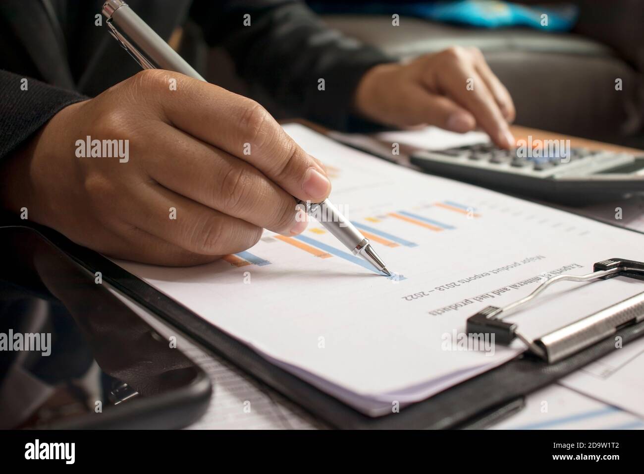Geschäftsleute, die Berichte prüfen, Finanzdokumente zur Analyse von Finanzinformationen, Arbeitskonzept. Stockfoto