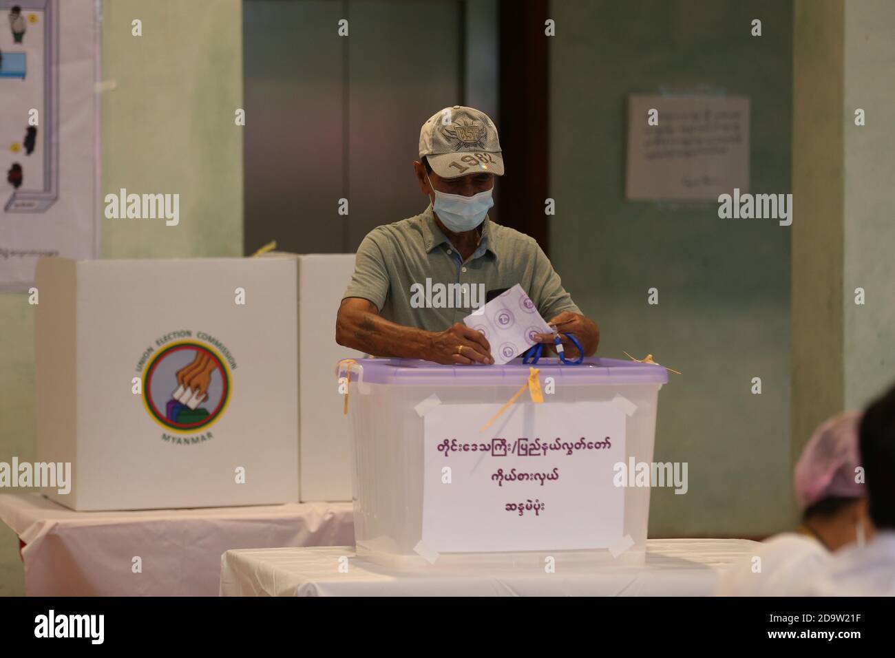 Yangon, Myanmar. November 2020. Ein Wähler wählt am 8. November 2020 in einem Wahllokal in Yangon, Myanmar. Myanmar startete am Sonntag seine Mehrparteiengeneralwahlen, als über 37 Millionen Wahlberechtigte im ganzen Land an die Wahlen gingen. Kredit: U Aung/Xinhua/Alamy Live Nachrichten Gutschrift: Xinhua/Alamy Live Nachrichten Stockfoto