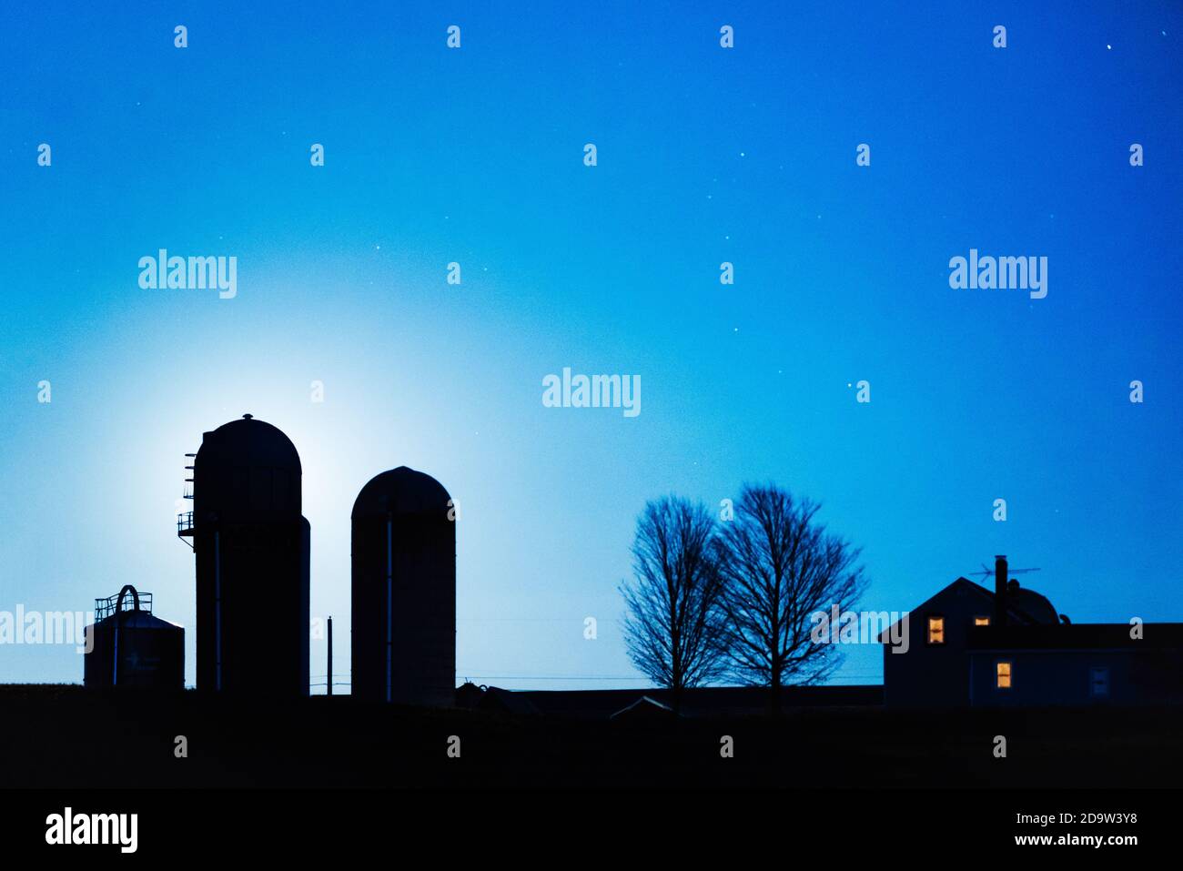 Blue Moonrise Silhouetten Vermont Farm Haus und Silos Stockfoto