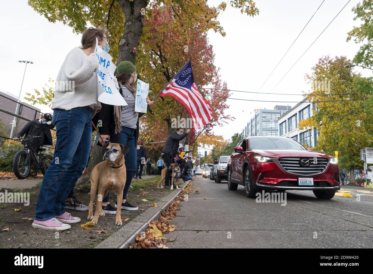 Seattle, Washington, USA. November 2020. Nachtschwärmer tanzen und feiern im Wandgemälde „At the Black Lives Matter“ im Viertel Capitol Hill in Seattle, während Joe Biden die Präsidentschaftswahlen 2020 gewinnen soll. Quelle: Paul Christian Gordon/Alamy Live News Stockfoto