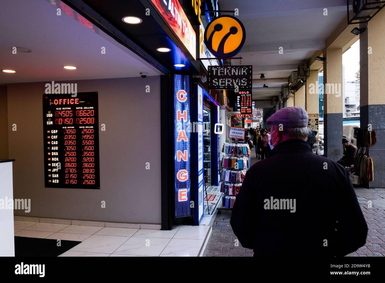 Istanbul, Türkei. November 2020. Ein Mann, der an einer Wechselstube in Istanbul vorbeiläuft.die türkische Lira stellte einen neuen Rekord gegenüber dem US-Dollar und dem Euro auf. Die Lira wurde mit 8.52 gegen den Dollar und 10.12 gegen den Euro gehandelt, oder? Jetzt 0.12 und 0.099. Quelle: Retsul Kaboglu/SOPA Images/ZUMA Wire/Alamy Live News Stockfoto