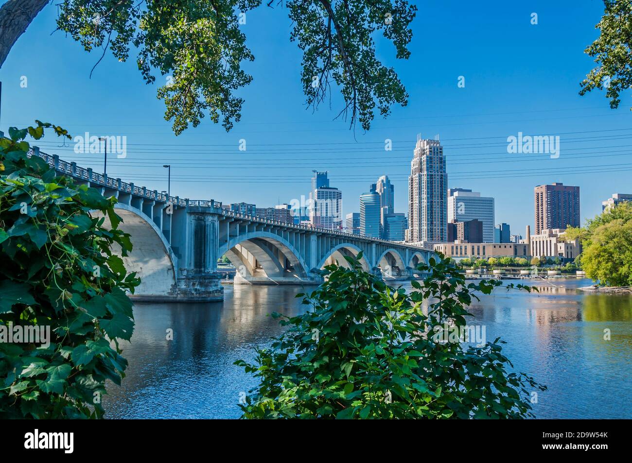 St Anthony Main in Minneapolis, Minnesota mit Blick auf die Third Avenue Bridge. Stockfoto