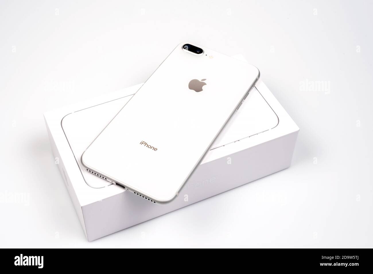 Bangkok, Thailand - 19. November 2017: Die neue Generation der Apple iPhone 8 plus mit Box auf weißem Hintergrund isolieren. iPhone ist die beliebteste von Smar Stockfoto