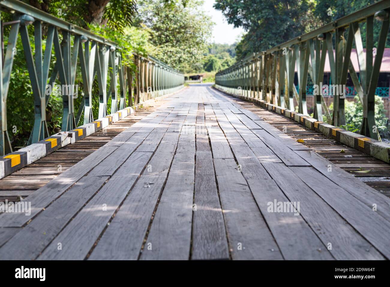 Alte Holzbrücke mit verwaist vorwärts Ziel Vordergrund Stockfoto