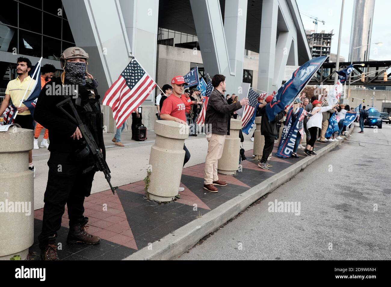 Atlanta, Georgia, USA. November 2020. Ein bewaffneter Demonstrator steht mit anderen vor der State Farm Arena in Atlanta, wo sich eine Gruppe von Trump-Anhängern am selben Tag versammelt hat, an dem der ehemalige Vizepräsident Joe Biden als Sieger der Präsidentschaftswahlen 2020 bekannt gegeben wurde. Kredit: John Arthur Brown/ZUMA Wire/Alamy Live Nachrichten Stockfoto